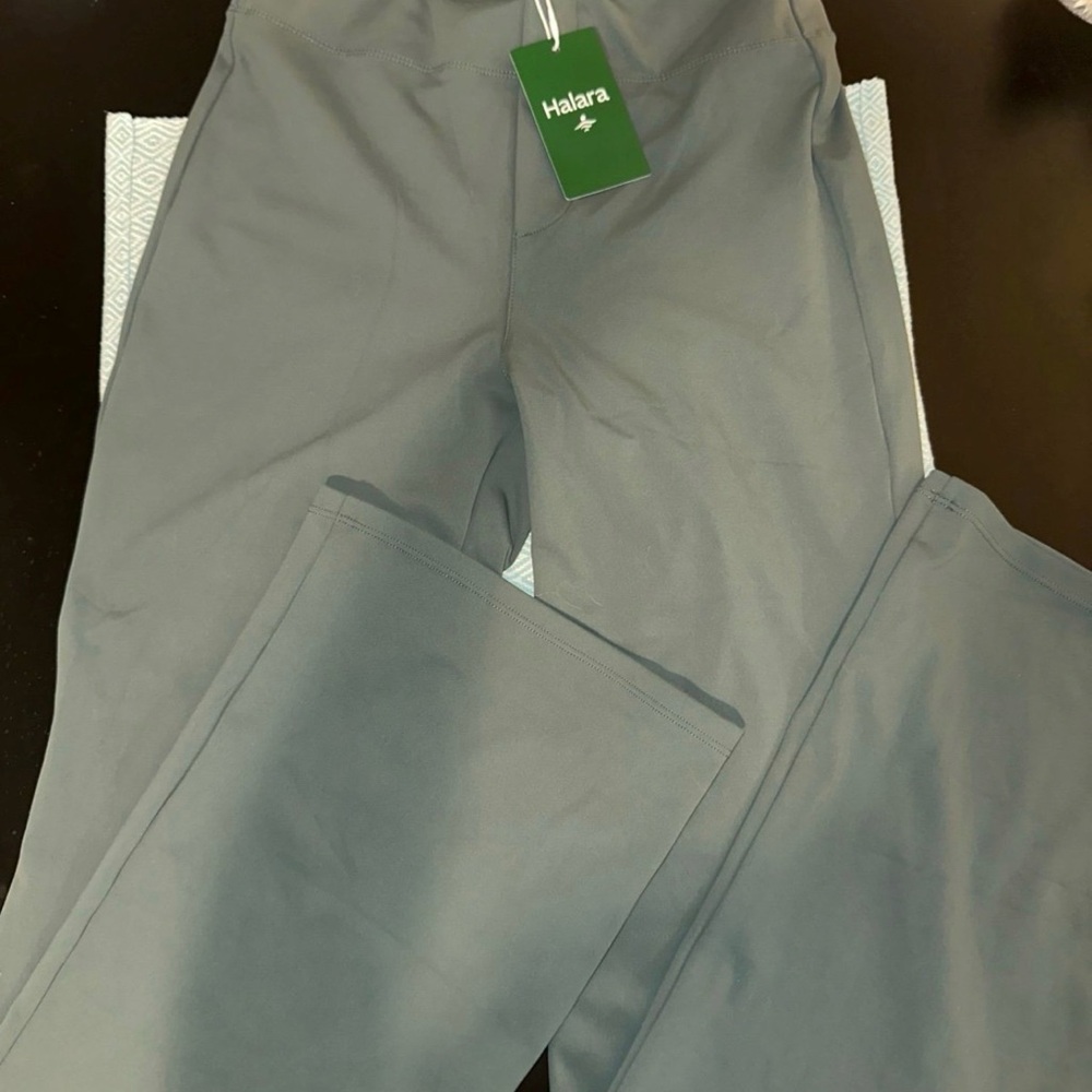 Halara NWT high rise flare pants women’s S green.